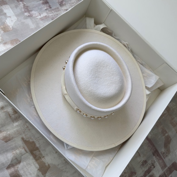 Pearl-Embellished Cream Wide-Brim Women\'s Hat BTB Los Angeles.